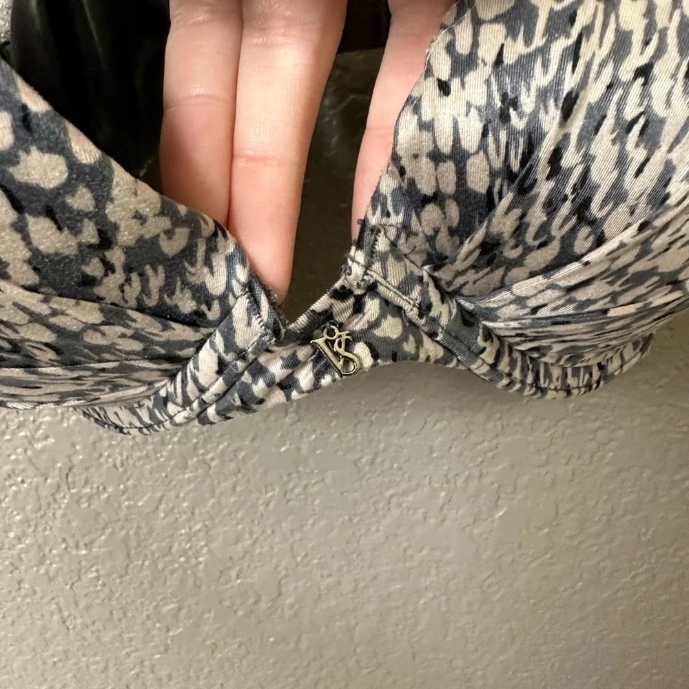 Victoria’s Secret plunge Fabulous Bra size 32 DD‎